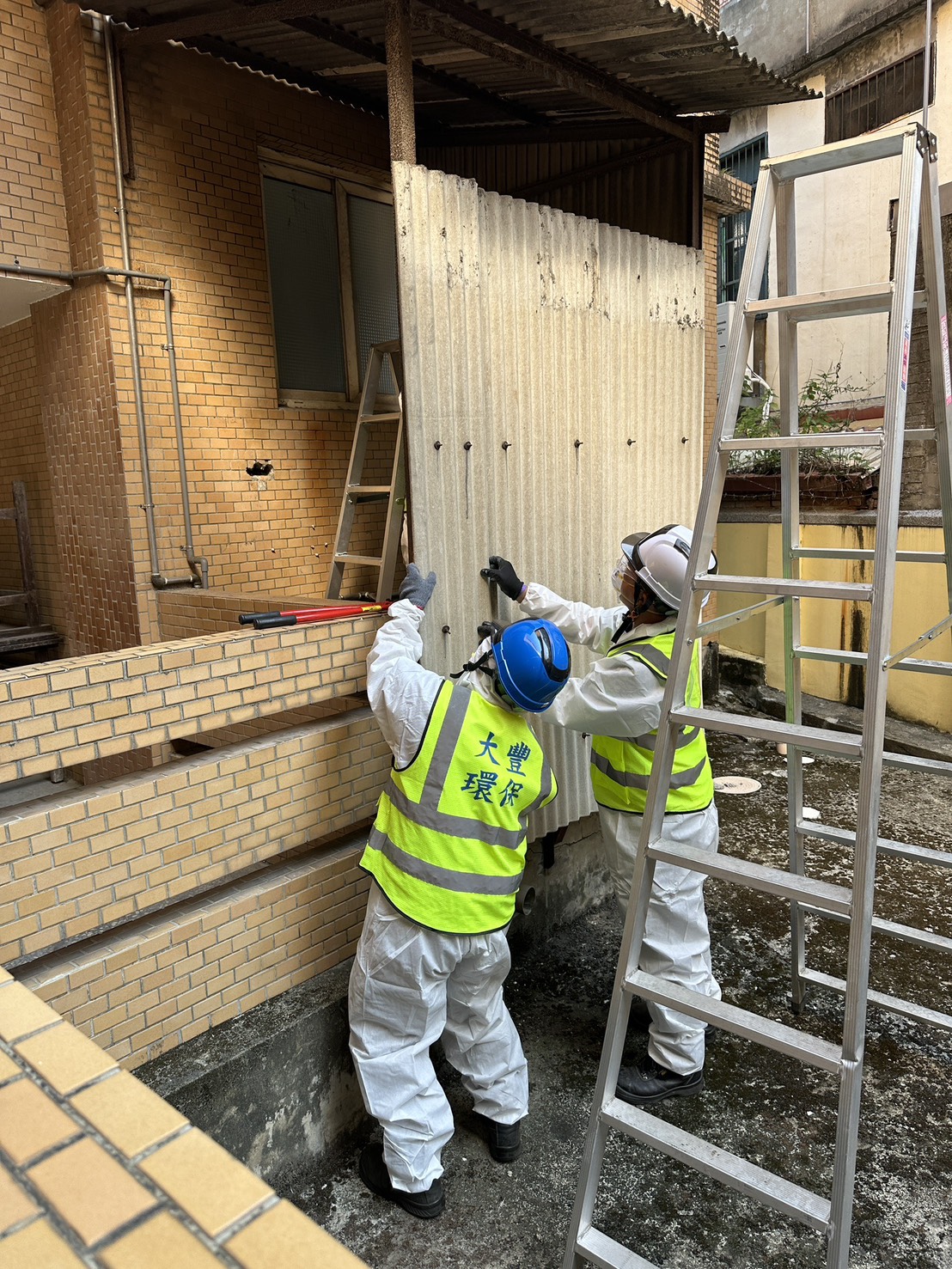 石綿瓦安全拆除與密封處理，全程防護（asbestos tile removal）