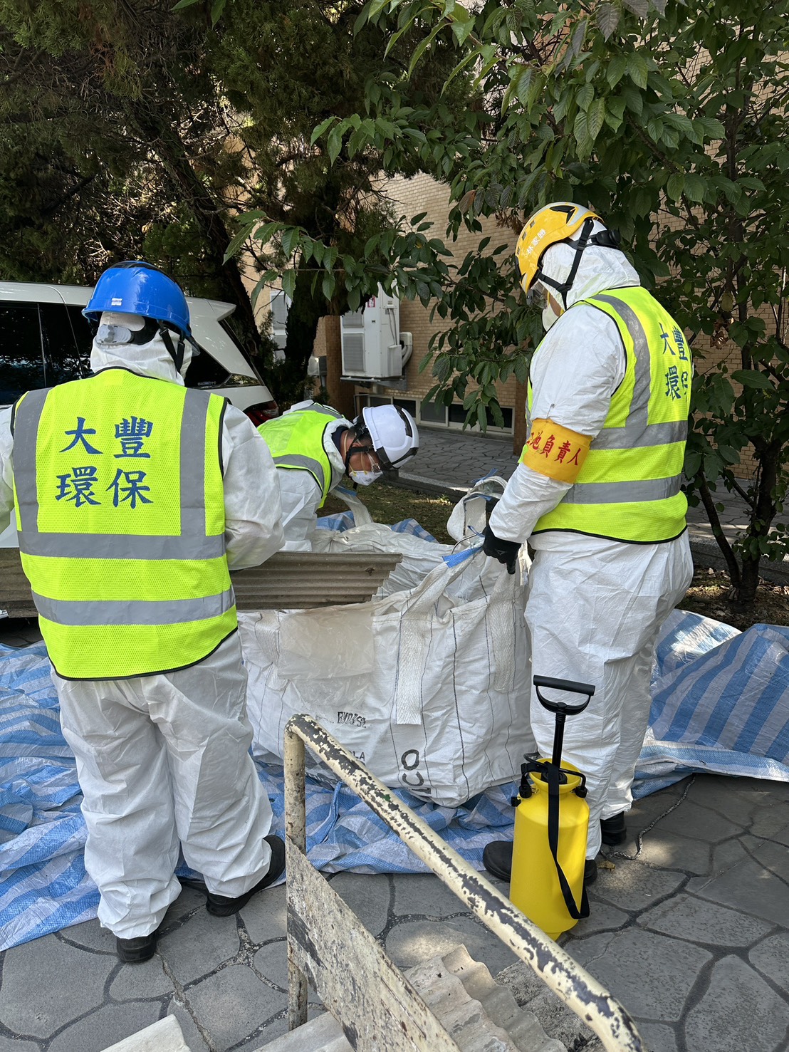 石綿瓦安全拆除與密封處理，全程防護（asbestos tile removal）