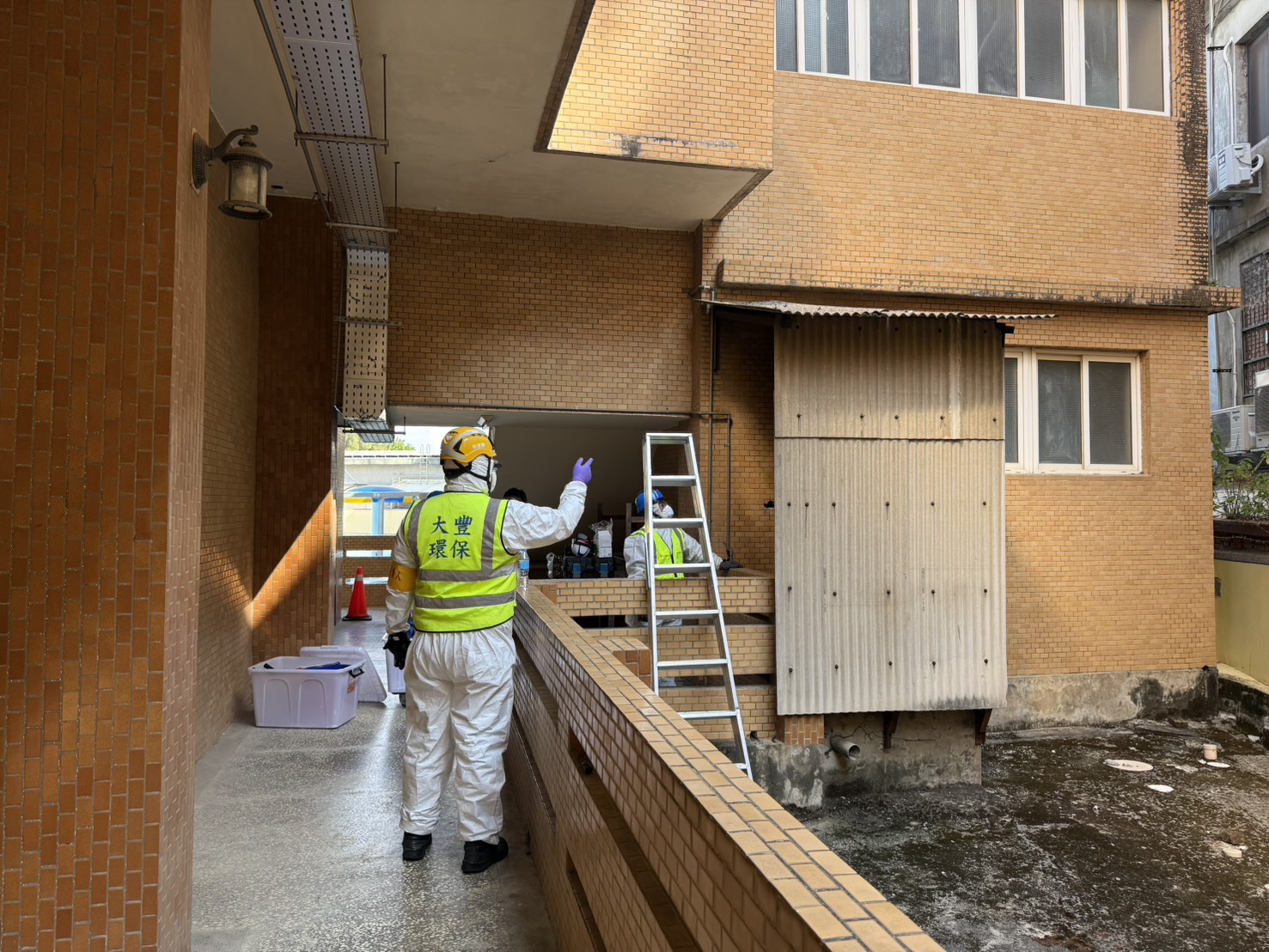石綿瓦安全拆除與密封處理，全程防護（asbestos tile removal）
