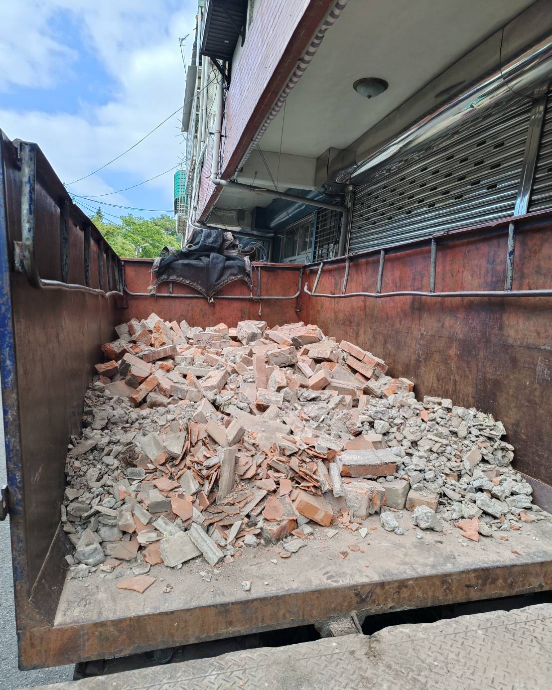 磚牆安全拆除與合法清運（brick wall demolition）