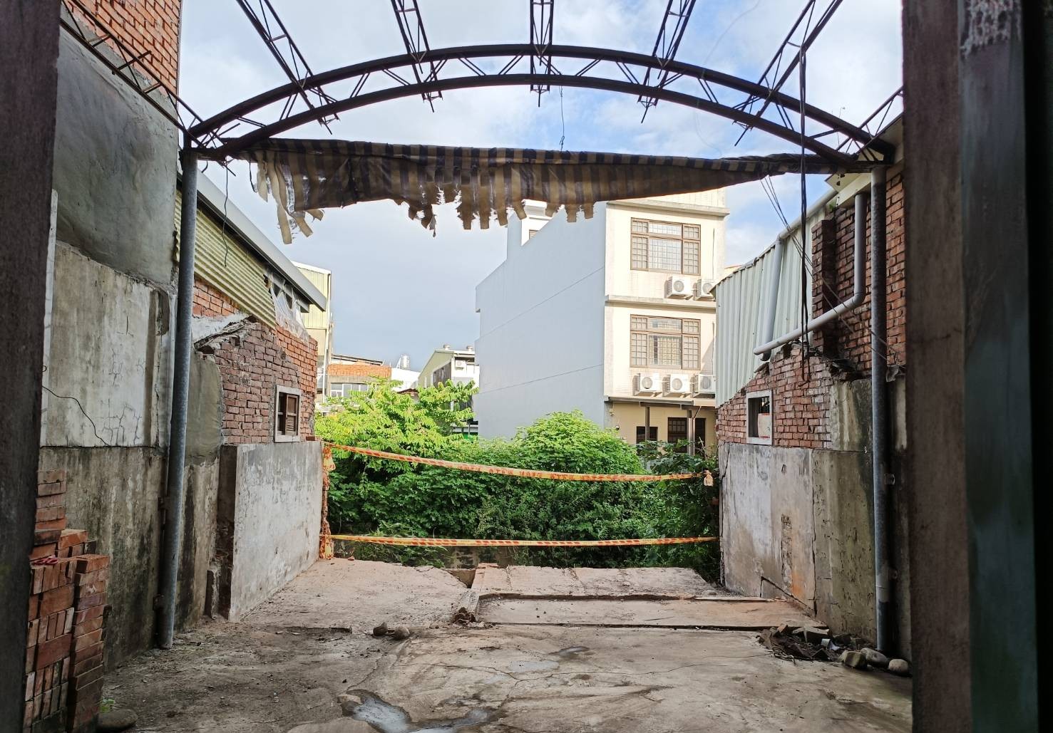 磚牆安全拆除與合法清運（brick wall demolition）