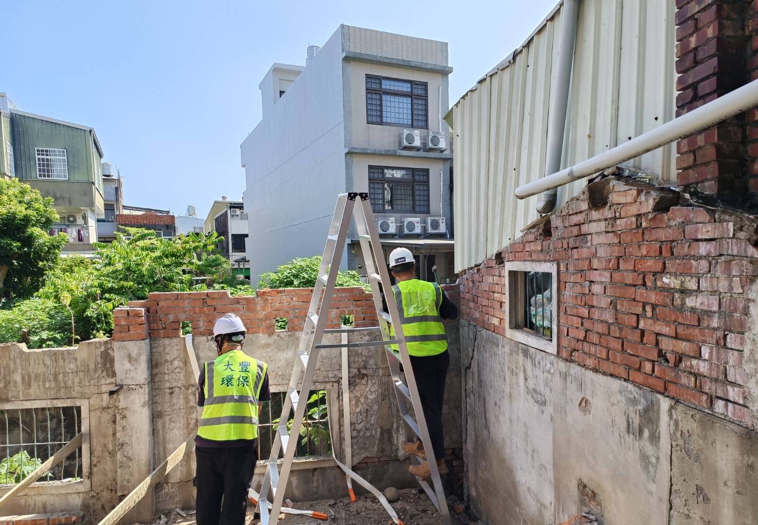 磚牆安全拆除與合法清運（brick wall demolition）